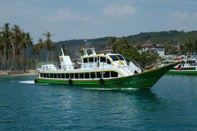 ferry at ko phi phi don